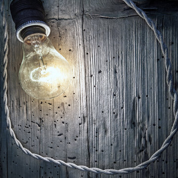 lampaadina su parete in legno