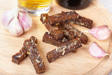 Rye rusks with garlic