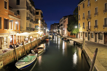 Fototapeta na wymiar Small canal at night in Venice