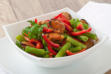 Salad with mussels, green beans and paprika