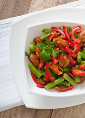 Salad with mussels, green beans and paprika