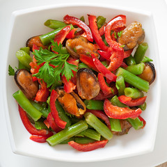 Salad with mussels, green beans and paprika