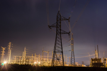 Estación electrica por la nocha