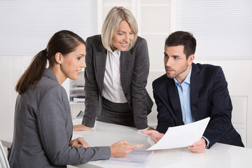 Geschäftliche Besprechung im Büro: Mann und Frauen