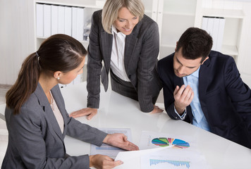 Personen weiblich männlich im Büro arbeiten an einer Lösung