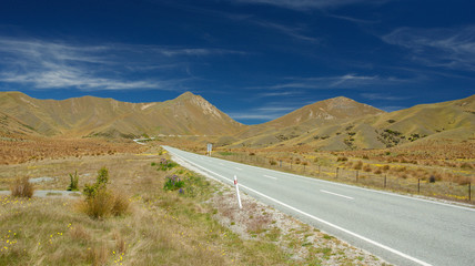 Straße unter blauem Himmel