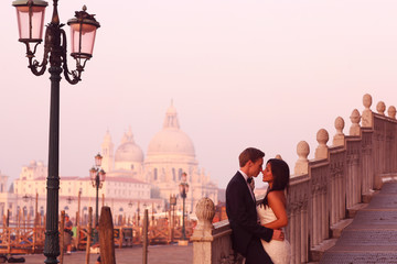 Beautiful wedding couple in Venice on their honeymoon - obrazy, fototapety, plakaty