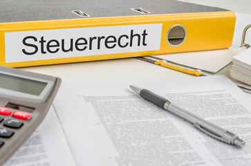 Aktenordner mit der Beschriftung Steuerrecht