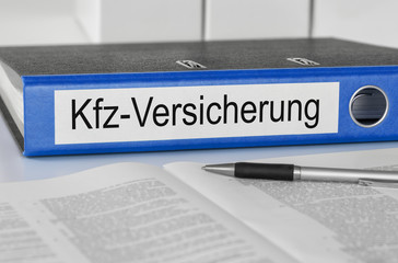 Aktenordner mit der Beschriftung Kfz-Versicherung
