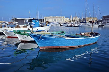 Barca nel porto di Trani