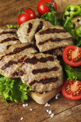 Grilled beef meatballs and vegetables on wooden bord