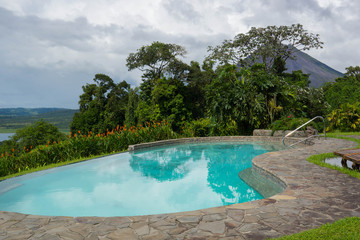 Fototapeta na wymiar piscine et volcan Arenal - Costa Rica
