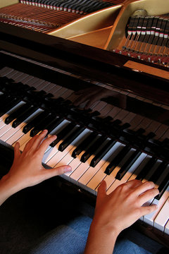 tocando el piano manos 1-f14