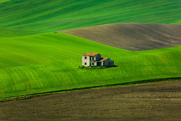 Casolare tra i campi