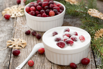 Cranberries, sugar, straw stars and fir branches.