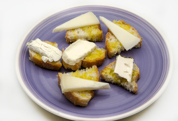Aperitivos de queso,pan y aceite de oliva