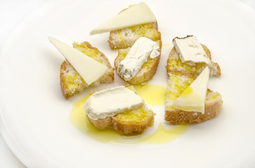 Aperitivos de queso,pan y aceite de oliva