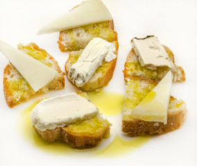 Aperitivos de queso,pan y aceite de oliva