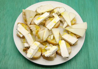Aperitivos de queso,pan y aceite de oliva