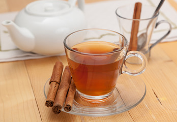Tè con cannella e teiera