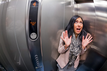 Frau mit Klaustrophobie in Fahrstuhl