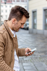 Mann schreibt SMS © Gina Sanders
