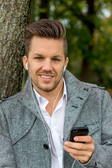 Mann hört Musik am Handy