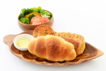 新鮮なサラダとパン