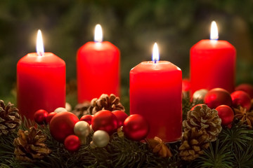 Adventskranz mit roten Kerzen