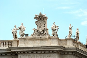 Obraz premium Sculptures on the facade of Vatican city works