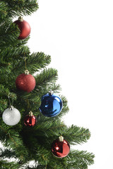 Bolas decorativas en el árbol de navidad