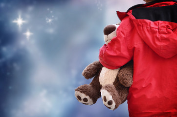 Kind mit Teddy in der Nacht