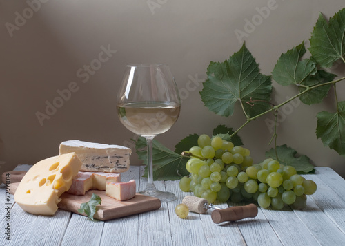 вино виноград сыр на лужайке скачать