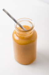 Smoothie mit Karotten und Äpfeln