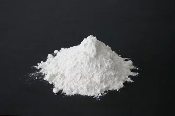 Stoff pro Meter narkotyki, proszek, biały na czarnym tle, mąka, sól, kokaina, cukier, czysty,   © juszczu