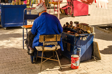 Alter Schuhmacher sitzt am Strassenrand in Tunis