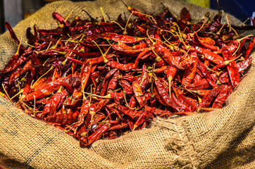 Rote Chili in einem Sack zum Verkauf