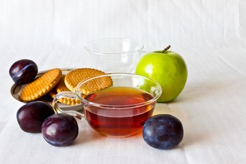 Strong black ceylon tea with cookies and fresh fruits