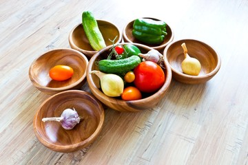 Obraz na płótnie Canvas Fresh vegetables in wooden bowls