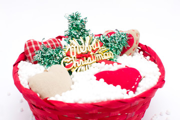 Cesta de Navidad con adornos navide&ntilde;os