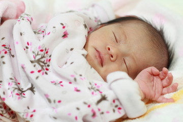 生後1ヶ月の赤ちゃんの寝顔