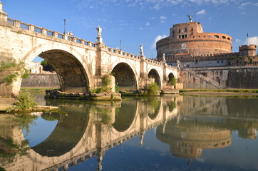 Fototapeta na wymiar Majestatyczny zamek św. Anioła nad Tybrem w Rzymie, Włochy