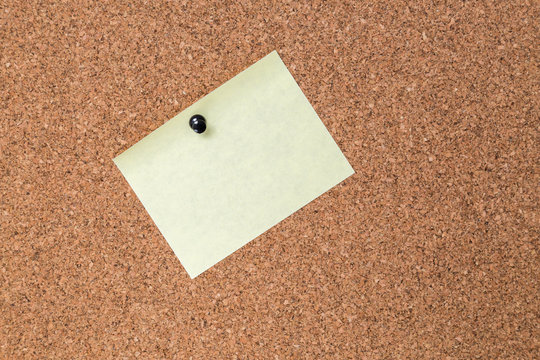 Pinnwand aus Kork mit gelben Notizzetel