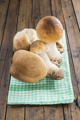 Boletus edulis o seta calabaza hongos frescos en la cocina