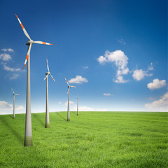 Windräder in der Landschaft / Erneuerbare Energien