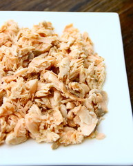 assiette de miettes de saumon