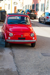 Autovettura fiat 500 di annata, vintage colore rosso