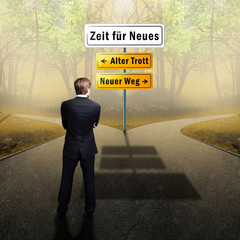 Mann vor der Wahl zwischem Alten Trott und Neuem Weg