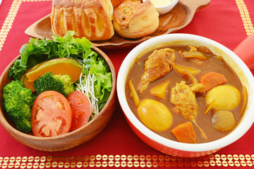 カレーライスと野菜サラダ