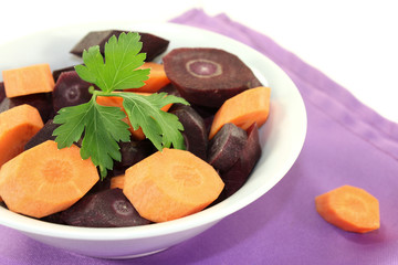 orange und violette Möhren